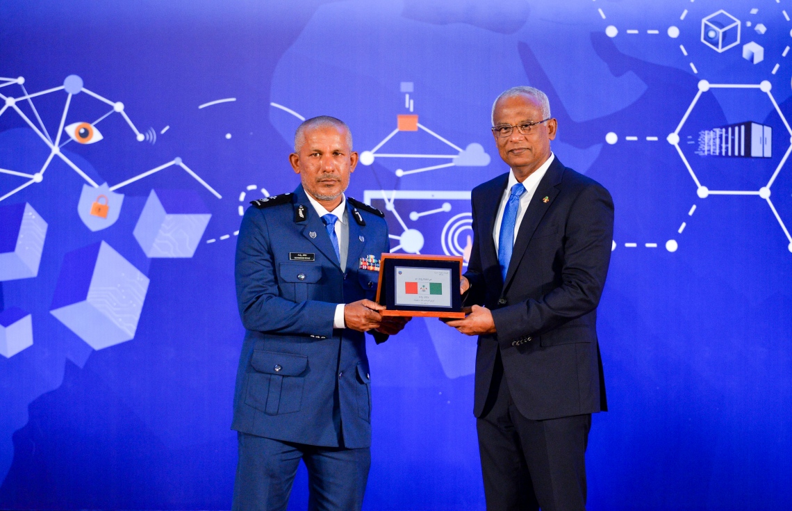 ކަސްޓަމްސްގެ 132 ވަނަ އަހަރީ ދުވަސް ފާހަގަކުރުމަށް ދަރުބާރުގޭގައި ބޭއްވި ޖަލްސާގައި ކަސްޓަމްސްގެ އޮފިސަރަކަށް ރައީސްގެ ކުލަ ހަވާލު ކުރައްވަނީ.-- ފޮޓޯ: ރައީސް އޮފީސް