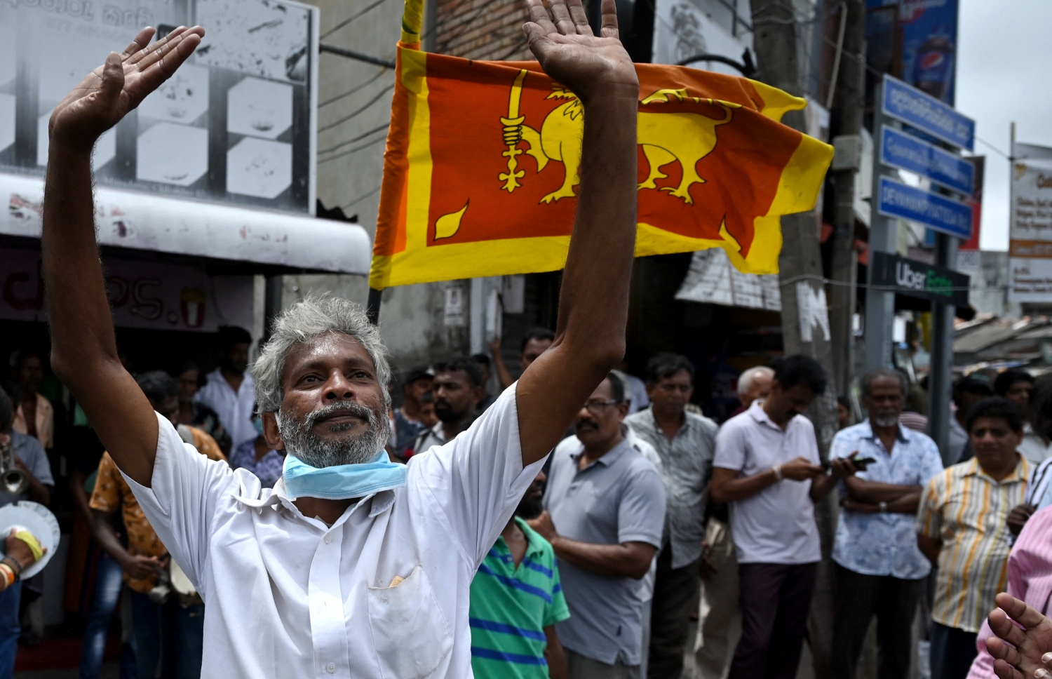 ޖުލައި 20، 2022: ސްރީ ލަންކާގެ ރައީސްގެ މަގާމަށް ރަނިލް ވިކްރަމަސިންހަ އިންތިޚާބުކުރުމާ ގުޅިގެން، އޭނާގެ ސަޕޯޓަރުން މަގުތަކަށް ނުކުމެ އުފާ ފާޅުކުރަނީ. --އޭއެފްޕީ