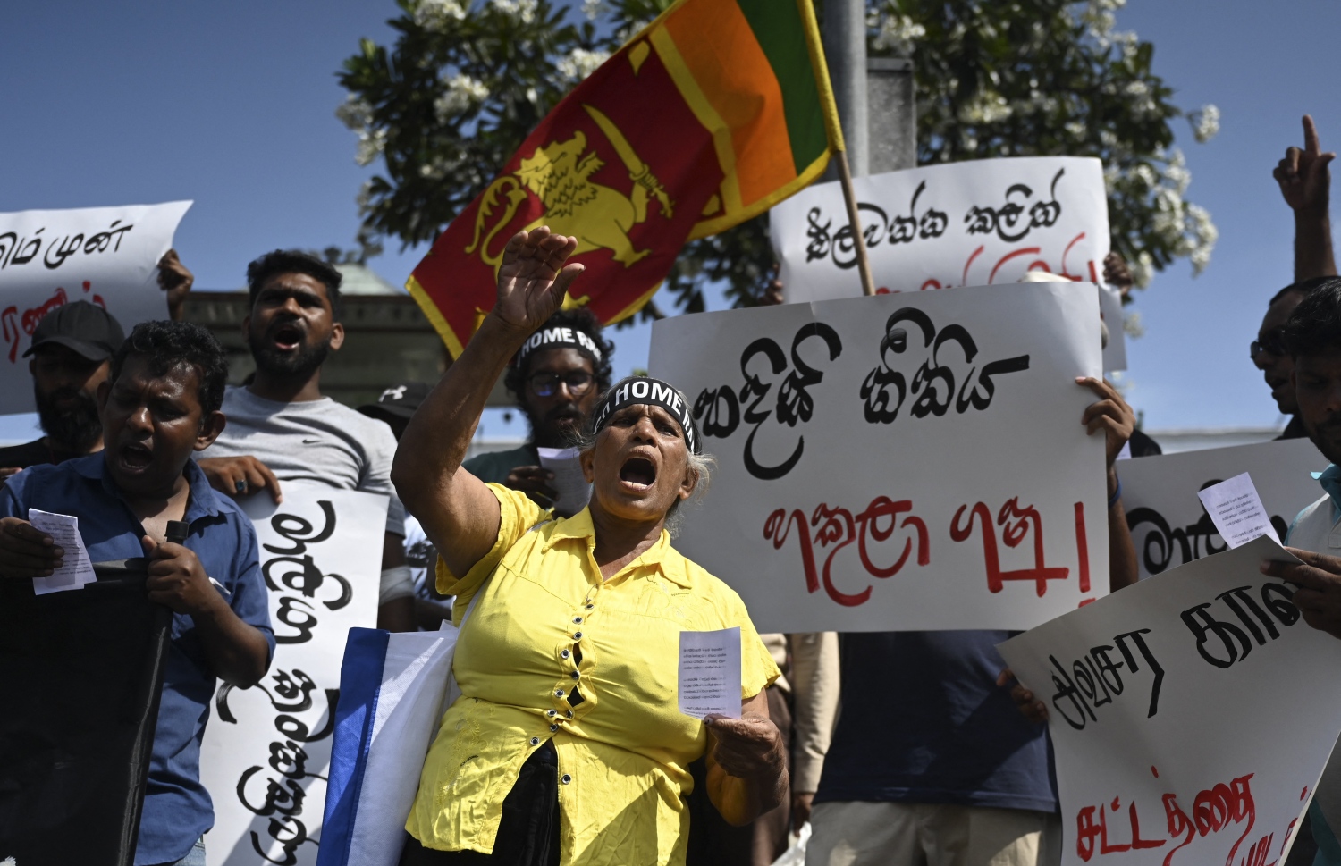 ޖުލައި 19، 2022: ސްރީ ލަންކާގެ ރައީސްގެ މަގާމަށް ރަނިލް އިންތިޚާބުކުރާ ކަމުގެ އަޑުތައް ފެތުރުމާ ގުޅިގެން، އާންމުންގެ ބަޔަކު މަގުތަކަށް ނުކުމެ މުޒާހަރާ ކުރަނީ. --އޭއެފްޕީ