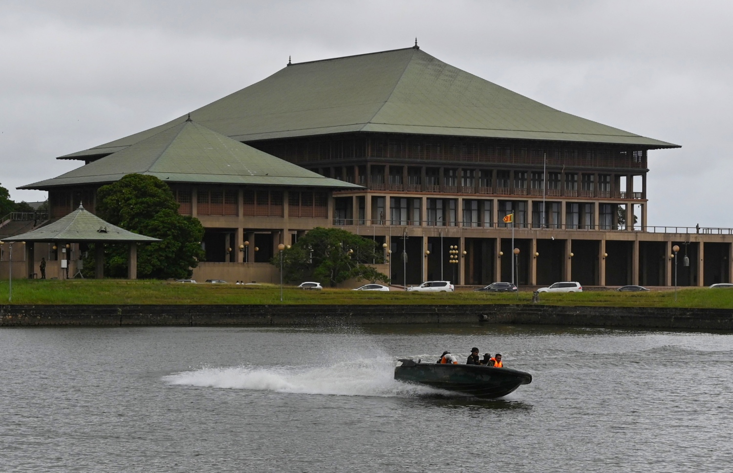 ޖުލައި 20، 2022: ސްރީ ލަންކާގެ ގާނޫނު ހަދާ މަޖިލިސް ހުންނަ ދިޔަވަންނަ ކުޅި ތެރޭގައި، ލަންކާގެ އަސްކަރީ އުޅަނދެއްގައި ސިފައިންގެ ބަޔަކު ހަތިޔާރާއެކު ދުއްވަނީ. --އޭއެފްޕީ