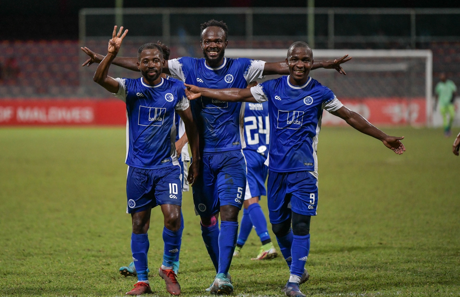 ނިލޮރެންޒޯ އާ ދެކޮޅަށް ނިއު ކުޅުނު މެޗުގައި އެ ޓީމުގެ ކުޅުންތެރިން ލަނޑު ޖެހުމަށް ފަހު އުފާފާޅު ކުރަނީ: އެ ޓީމު އޮތީ ގުރޫޕްގެ އެއްވަނައިގައި. -- ފޮޓޯ: ފަޔާޒު މޫސާ | މިހާރު