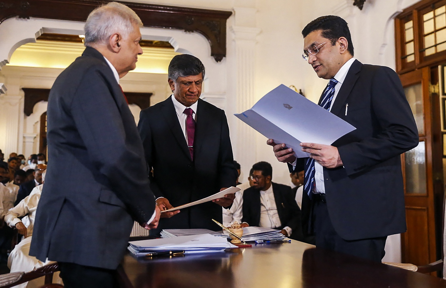 ޖުލައި 22، 2022؛ ސްރީ ލަންކާގެ ޚާރިޖީ ވަޒީރުގެ މަގާމަށް އަލަށް އައްޔަންކުރެއްވި އަލީ ސަބްރީ (ކ) ލަންކާގެ ރައީސް ރަނިލް ވިކްރަމަސިންހަގެ ކުރިފުޅުމަތީގައި މަގާމުގެ ހުވާ ކުރައްވަނީ. --އޭއެފްޕީ