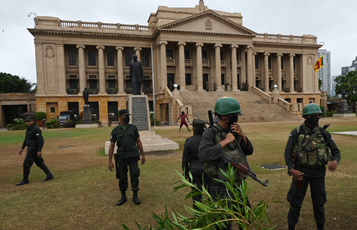 ޖުލައި 23، 2022؛ ސްރީ ލަންކާގެ ރައީސްގެ ރަސްމީ އޮޕީސް ހިސޯރުކޮށްގެން ތިބެ ސަރުކާރާ ދެކޮޅަށް މުޒާހަރާ ކުރަމުން ދިޔަ އާންމުން، އެ ސަރަހައްދުން ދުރަށް ޖެއްސުމަށް ފަހު، ލަންކާގެ ސިފައިންނާއި ފުލުހުން އެ ސަރަހައްދުގައި ސަލާމަތީ ކަންތައް ބަލަހައްޓަނީ. --އޭއެފްޕީ