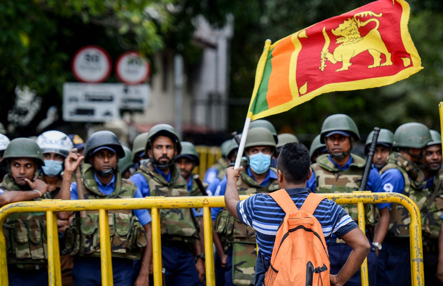 ޖުލައި 23، 2022؛ ސްރީ ލަންކާގެ ރައީސްގެ ރަސްމީ އޮޕީސް ހިސޯރުކޮށްގެން ތިބެ ސަރުކާރާ ދެކޮޅަށް މުޒާހަރާ ކުރަމުން ދިޔަ އާންމުން، އެ ސަރަހައްދުން ދުރަށް ޖެއްސުމަށް ފަހު، ލަންކާގެ ސިފައިންނާއި ފުލުހުން އެ ސަރަހައްދުގައި ސަލާމަތީ ކަންތައް ބަލަހައްޓަމުންދާ އިރު، މުޒާހަރާ ކުރާ މީހަކު ލަންކާގެ ގައުމީ ދިދަ ހިފައިގެން ސަރުކާރާ ދެކޮޅަށް އަޑު އުފުލަނީ. --އޭއެފްޕީ