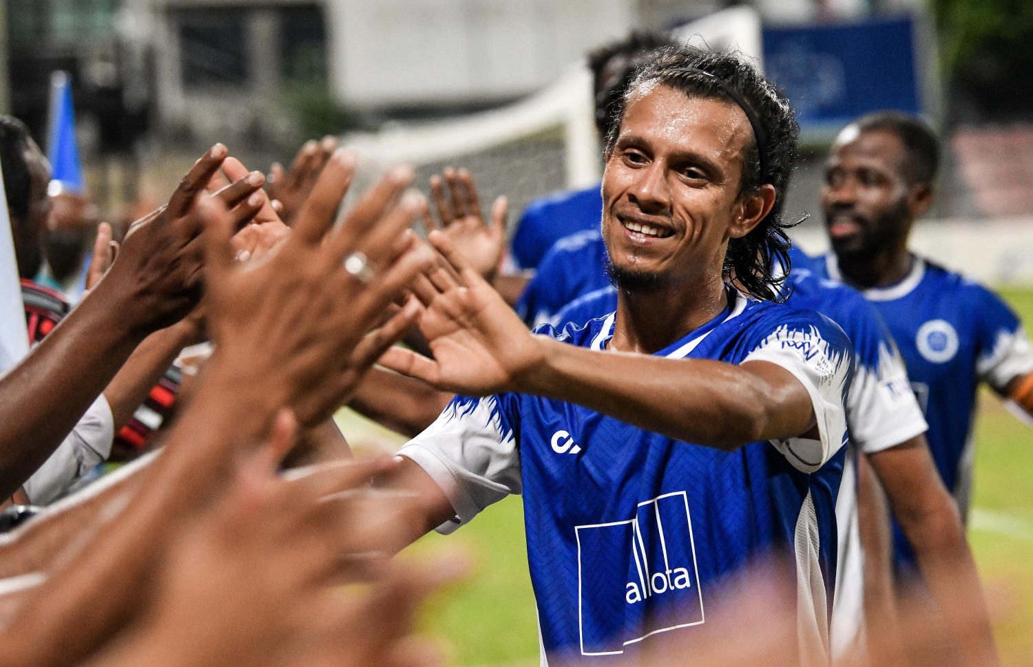 ވިކްޓްރީ އަަތުން މޮޅުވި މެޗަށް ފަހު ނިއުގެ ޝަހީމް ސަޕޯޓަރުންނާ ސަލާމްކުރަނީ. --ފޮޓޯ: ނިޝާން އަލީ/ މިހާރު