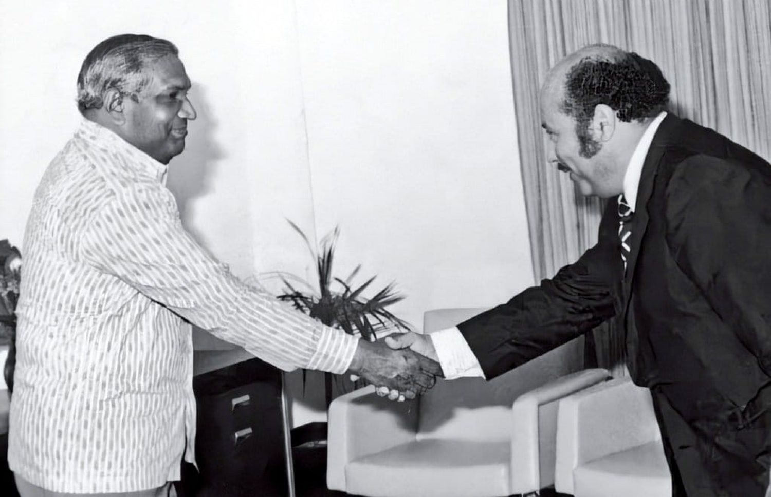 އިބްރާހީމް ނާސިރު ސަފީރަކާ ސަލާމްކުރައްވަނީ.