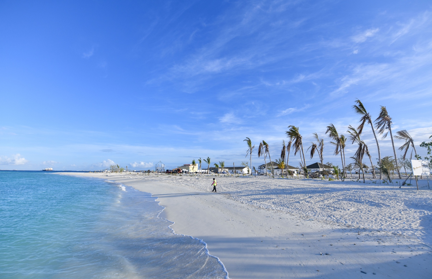 ކުޑަގިރީ ޖެޓީއާ ދިމާލު ބީޗުން މީހަކު ދަނީ: އަށް ހެކްޓަރުގެ ބިން ހިއްކައިގެން މިރަށް ހެދުމުގެ މަސައްކަތް ކުރަމުންދަނީ އެމްޓީސީސީން -- ފޮޓޯ: ފަޔާޒު މޫސާ | މިހާރު