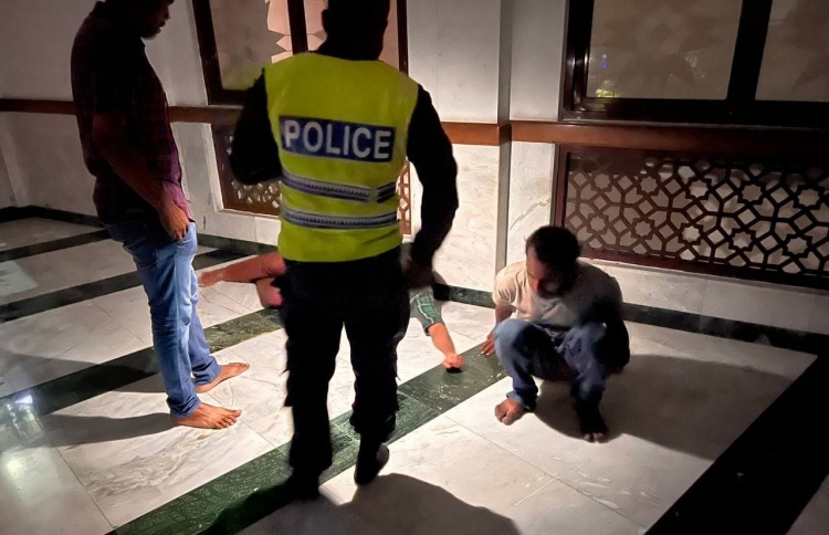 މިސްކިތުން ވައްކަންކުރަނިކޮށް ދެ މީހަކު ހައްޔަރުކޮށްފި