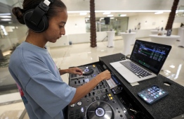 Saudi DJ Leen Naif plays at a university event in Saudia Arabia's Red Sea coastal city of Jeddah on May 26, 2022. - Women DJs, an unthinkable phenomenon just a few years ago in the traditionally ultraconservative Saudi kingdom, are becoming a relatively common sight in its main cities. -- Photo: Fayez Nureldine / AFP