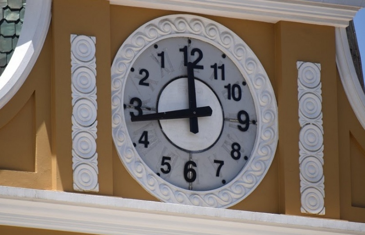 އިންޑިއާގެ އަވަށެއްގައި ވަގުތު ހިނގަނީ ފަހަތަށް