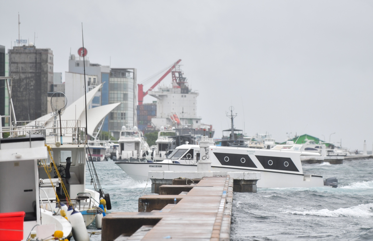 ކަނޑުގަދަ ދުވަހެއްގައި ލޯންޗެއް ދަތުރުކުރަނީ: ސްކޫލް ޗުއްޓީ މި ދިމާވީ މޫސުން ގޯސް ދުވަސްވަރާ.-- ފޮޓޯ: ފަޔާޒު މޫސާ/ މިހާރު