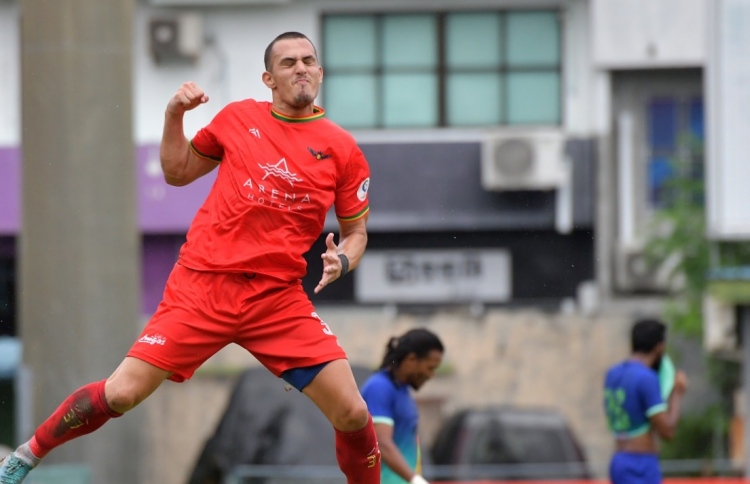 ބޮޑު މޮޅަކާއެކު ޕްލޭއޮފްގެ ކުރިން ގްރާންޑޭއަށް އިތުބާރު