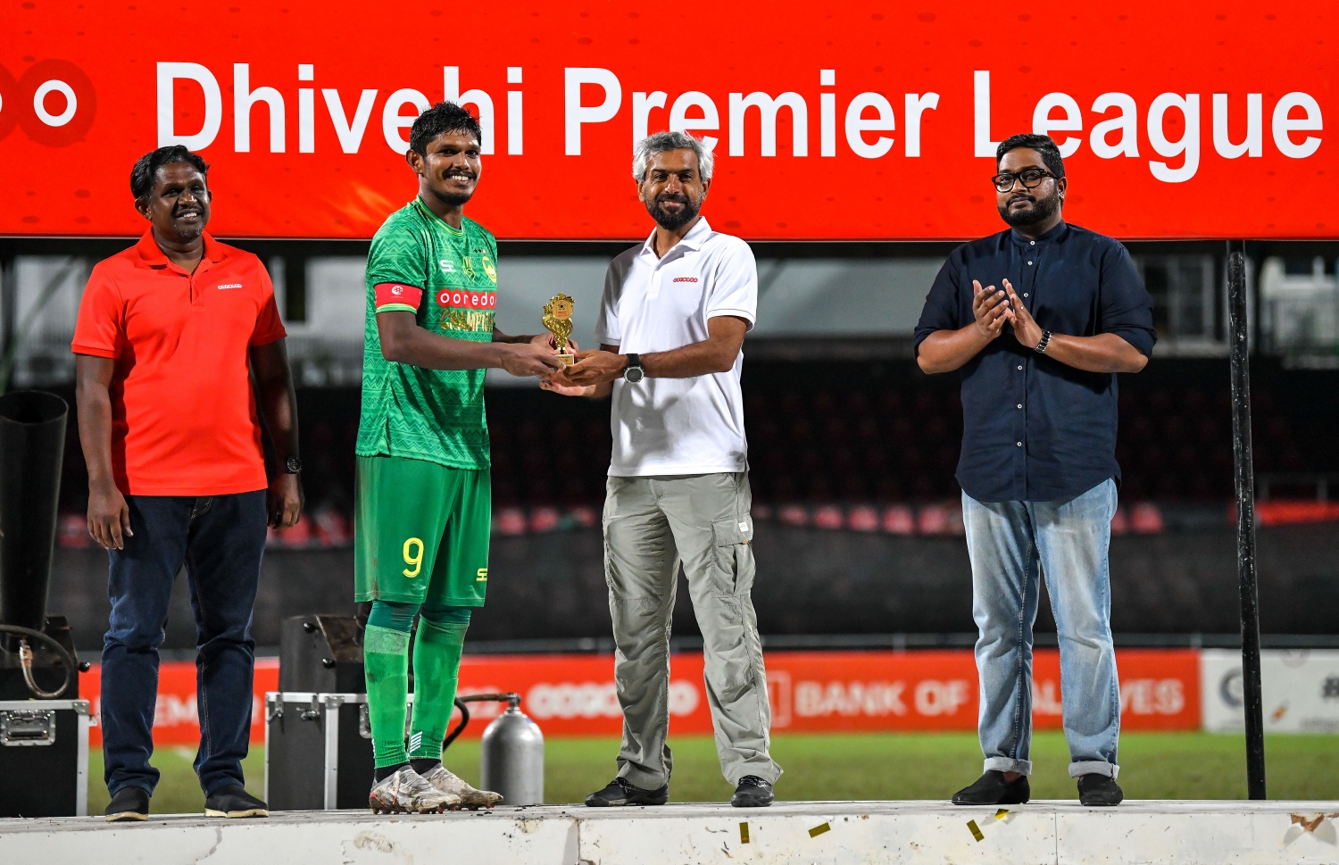 ދިވެހި ޕްރިމިއާ ލީގުގެ ފަހު މެޗުގައި މާޒިޔާ އާއި އީގަލްސް ކުޅުން މެޗިގެ މޮޅު ކުޅުންތެރިއަކަށް ހޮވުނު މާޒިޔާގެ އަސަދުއްﷲ އަބްދުﷲ އަށް އުރީދޫގެ އެމްޑީ އަދި ސީއީއޯ ހާލިދު އަލް ހަމާދީ ޓްރޮފީ ހަވާލުކޮއްދެނީ --- ފޮޓޯ: ފަޔާޒު މޫސާ | މިހާރު