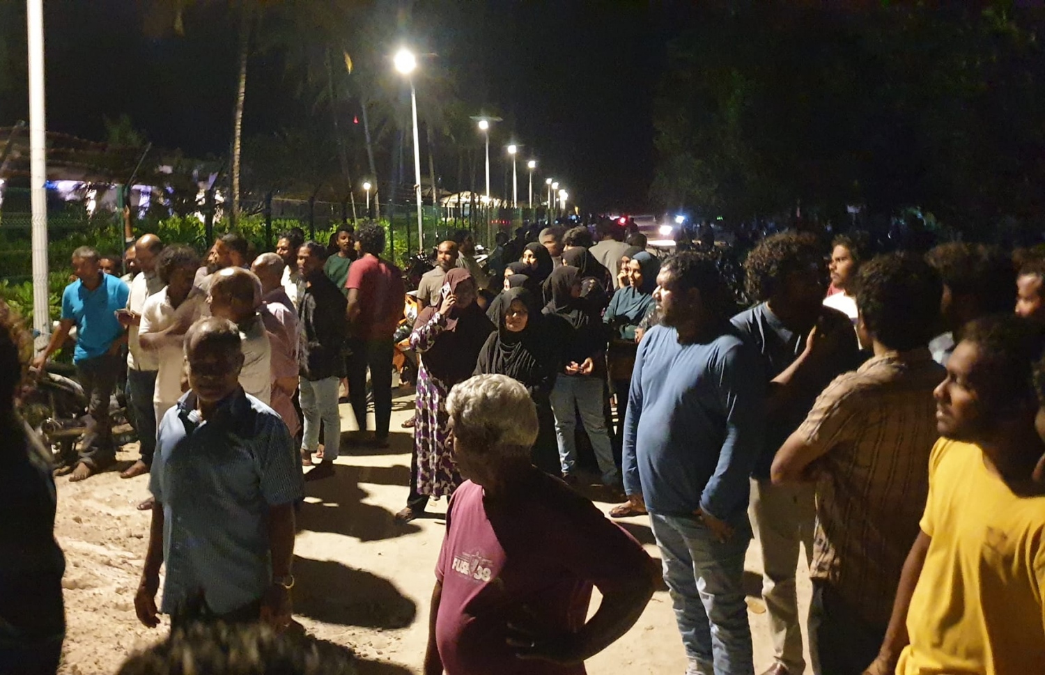 މަންތާ އެއާގެ ބޯޓުން ބަލި މީހުން ގޮވައިގެން ދަތުރުނުކުރާ މައްސަލައިގައި، އެ ރަށުގައި ރޭ މުޒާހަރާކުރަނީ.