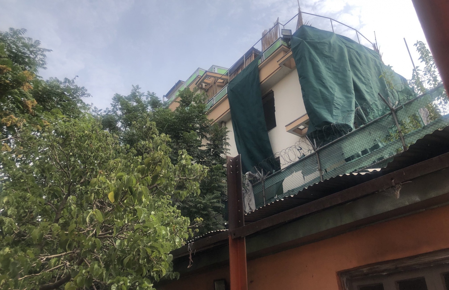 އަލްގާއިދާ ޖަމާއަތުގެ ލީޑަރު އައިމަން އައްޒަވާހިރީ މަރައިލުމަށް ހަމަލާ ދިން އިރު އޭނާ ހުރި ބެލްކަނި ނުފެންނަ ގޮތަށް، އެ ހަމަލާގެ ފަހުން ސަތަރި އަޅައި ބަންދުކޮށްފައި. --އޭއެފްޕީ