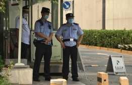 Policemen look on in front of the US Embassy in Beijing on August 3, 2022. - US House Speaker Nancy Pelosi landed in Taiwan late on August 2, defying a string of increasingly stark warnings and threats from China that have sent tensions between the world's two superpowers soaring. -- Photo: Noel Celis / AFP