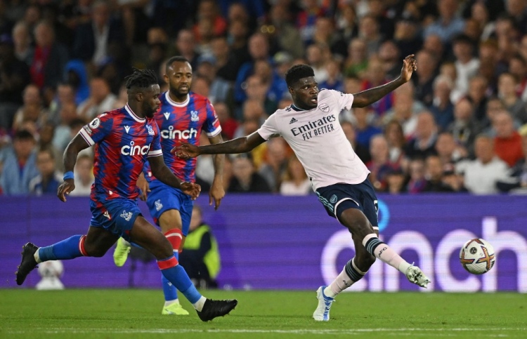 ފުރަތަމަ މެޗުން މޮޅުވެ އާސެނަލް އިތުބާރު ހޯދައިފި