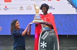 First Lady Fazna Ahmed presents the award to Amin Umar Moosa who won second place in the IBC Bodyboarding World Tour -- Photo: President's Office