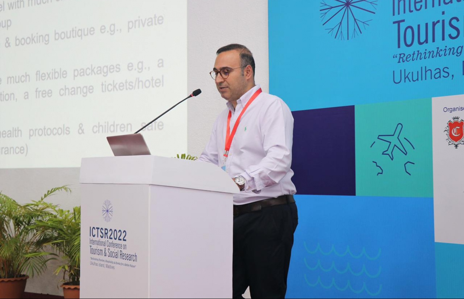 ކީނޯޓު ސްޕީކަރު، ޕްރޮފެސަރު ބަބެކް ޓަހޭރީ ވާހަކަ ދައްކަވަނީ. -- ފޮޓޯ: ކްލިކް ކޮލެޖު