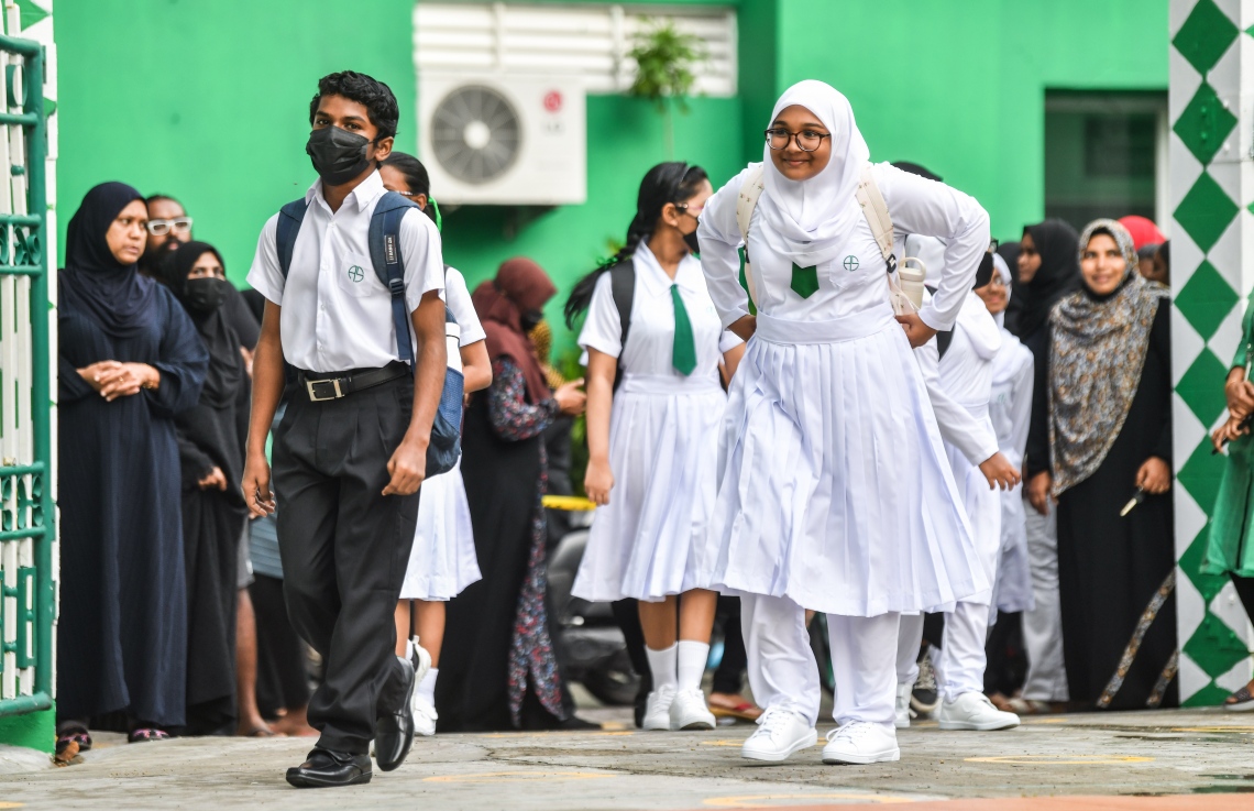 ދިރާސީ އާ އަހަރުގެ ފުރަތަމަ ދުވަހު އަމީނިއްޔާ ސްކޫލްގެ ކުދިންތަކެއް އެ ސްކޫލަށް ވަންނަނީ.--- ފޮޓޯ: ފަޔާޒު މޫސާ | މިހާރު