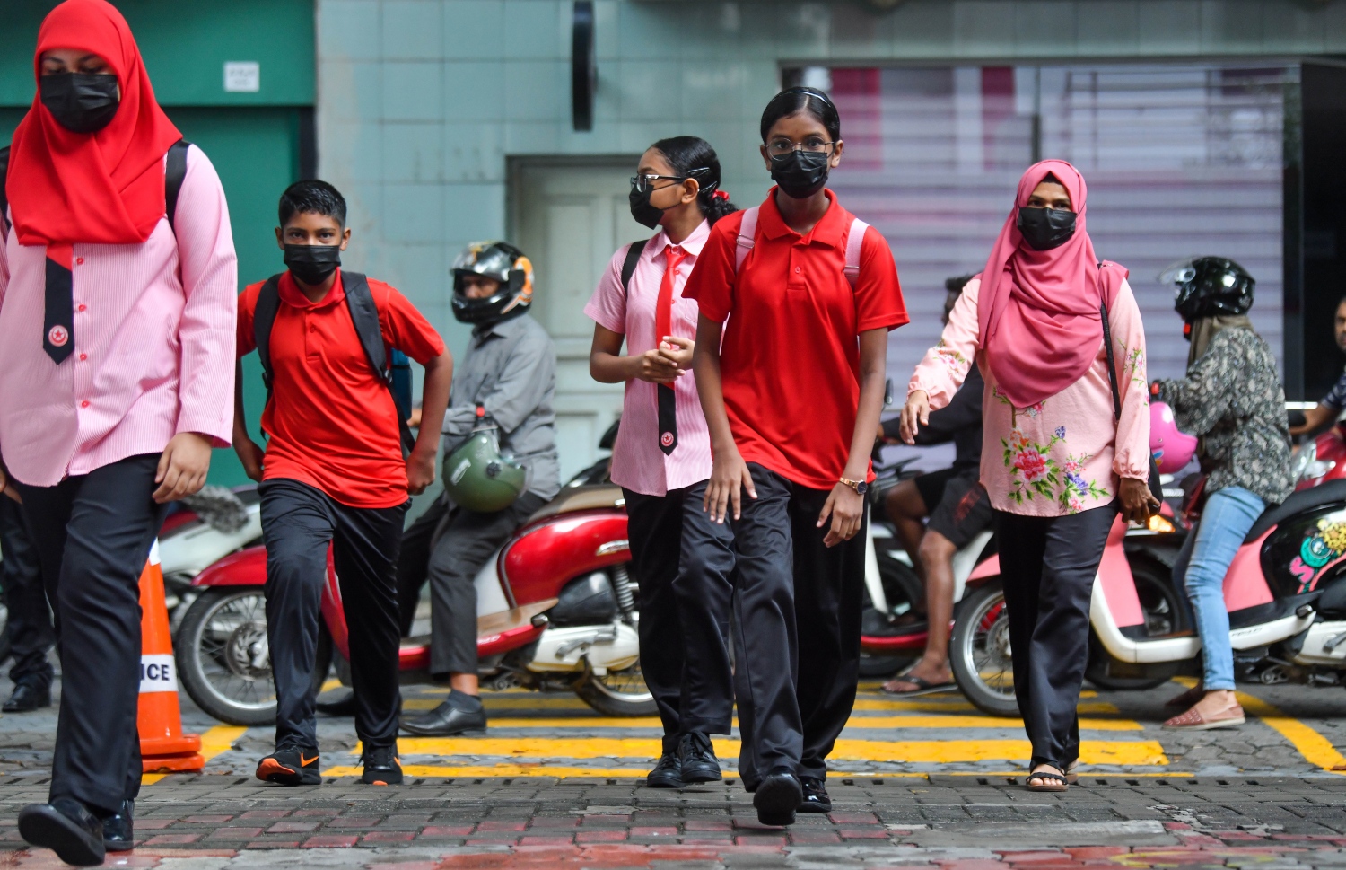 އިސްކަންދަރު ސްކޫލުގެ ދަރިވަރުންތަކެއް ސްކޫލަށް ވަންނަނީ-- ފޮޓޯ: ފަޔާޒު މޫސާ | މިހާރު