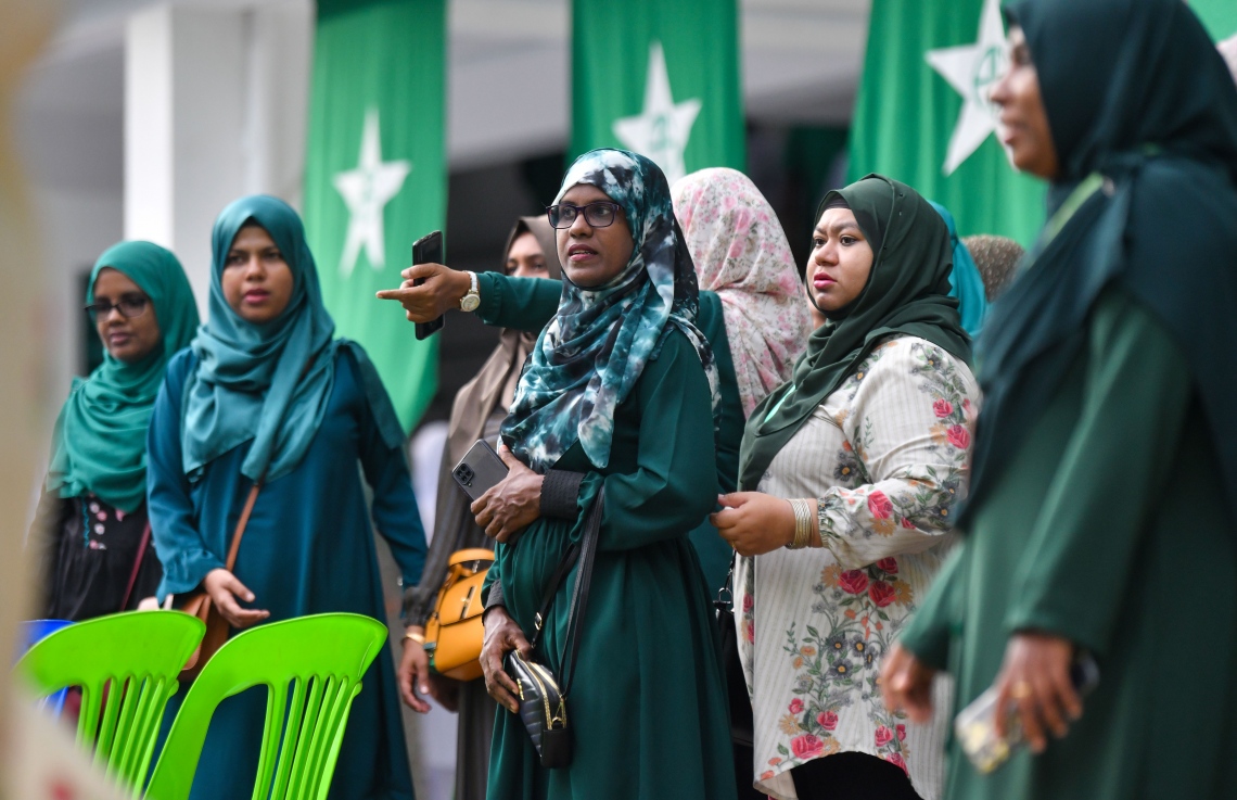 ދިރާސީ އާ އަހަރުގެ ފުރަތަމަ ދުވަހު އަމީނިއްޔާ ސްކޫލްގައި ބޭއްވި ހާއްސަ އެސެމްބްލީގައި އެ ސްކޫލްގެ ޓީޗަރުން ބައިވެރިވަނީ.--- ފޮޓޯ: ފަޔާޒު މޫސާ | މިހާރު