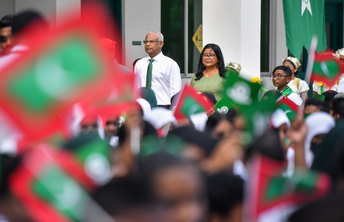 ދިރާސީ އާ އަހަރުގެ ފުރަތަމަ ދުވަހު އަމީނިއްޔާ ސްކޫލްގައި ބޭއްވި ހާއްސަ އެސެމްބްލީ ޝަރަފުވެރި ކޮށްދެއްވަން ރައީސް އިބްރާހިމް މުހައްމަދު ސޯލިހު ވަޑައިގަންނަވާއިރު، އެ ސްކޫލުގެ ކުދިން ގައުމީ ދިދަ އާއި ސްކޫލުގެ ދިދަ ވިހުރުވަނީ.--- ފޮޓޯ: ފަޔާޒު މޫސާ | މިހާރު