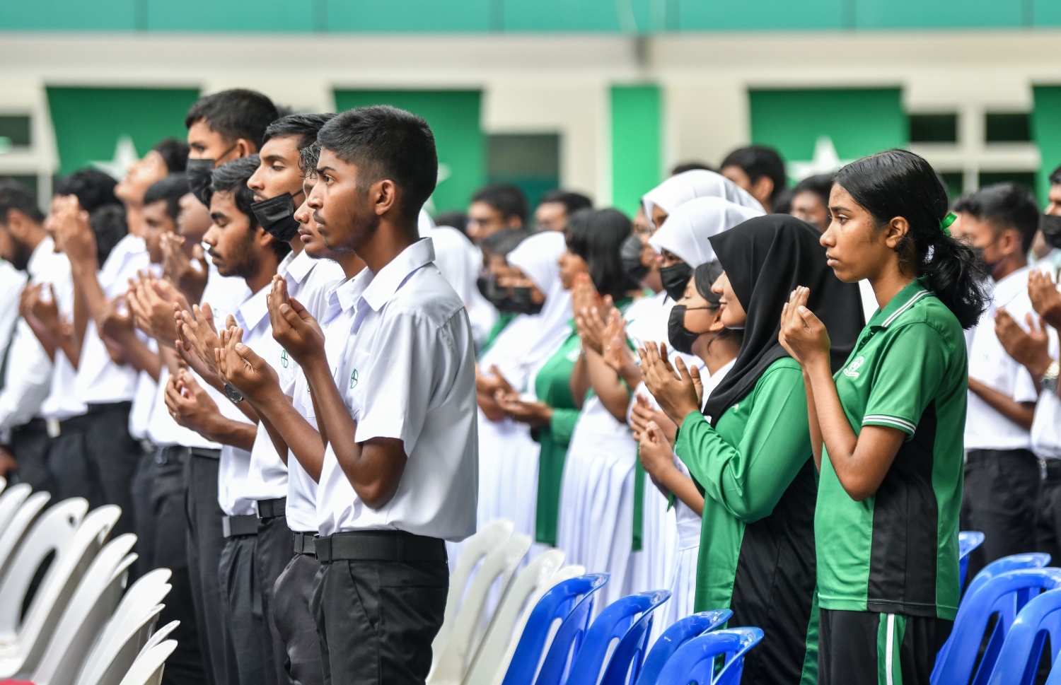 ދިރާސީ އާ އަހަރުގެ ކިޔެވުން ފެށުމަށް އަމީނިއްޔާ ސްކޫލްގައި ބޭއްވި އެސެމްބްލީގައި، އެ ސްކޫލްގެ ދަރިވަރުންތަކެއް ބައިވެރިވަނީ.-- ފޮޓޯ: ފަޔާޒު މޫސާ | މިހާރު