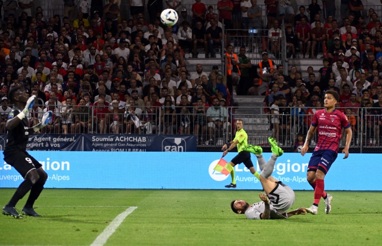 މެސީގެ ބައިސްކަލް ކިކް ގޯލާއެކު ޕީއެސްޖީ މޮޅުވެއްޖެ