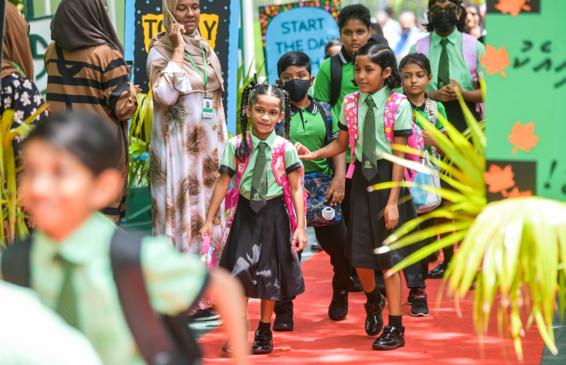 ދިރާސީ އާ އަހަރުގެ ފުރަތަމަ ދުވަހު ކަލާފާނު ސްކޫލުގެ ކުދިންތަކެއް ސްކޫލަށް ވަންނަނީ: އެ ސްކޫލުގެ ޓީޗަރުން ވަނީ އެ ކުދިންނަށް ހޫނު މަރުހަބާއެއް ކިޔާފައި.-- ފޮޓޯ: ފަޔާޒު މޫސާ | މިހާރު