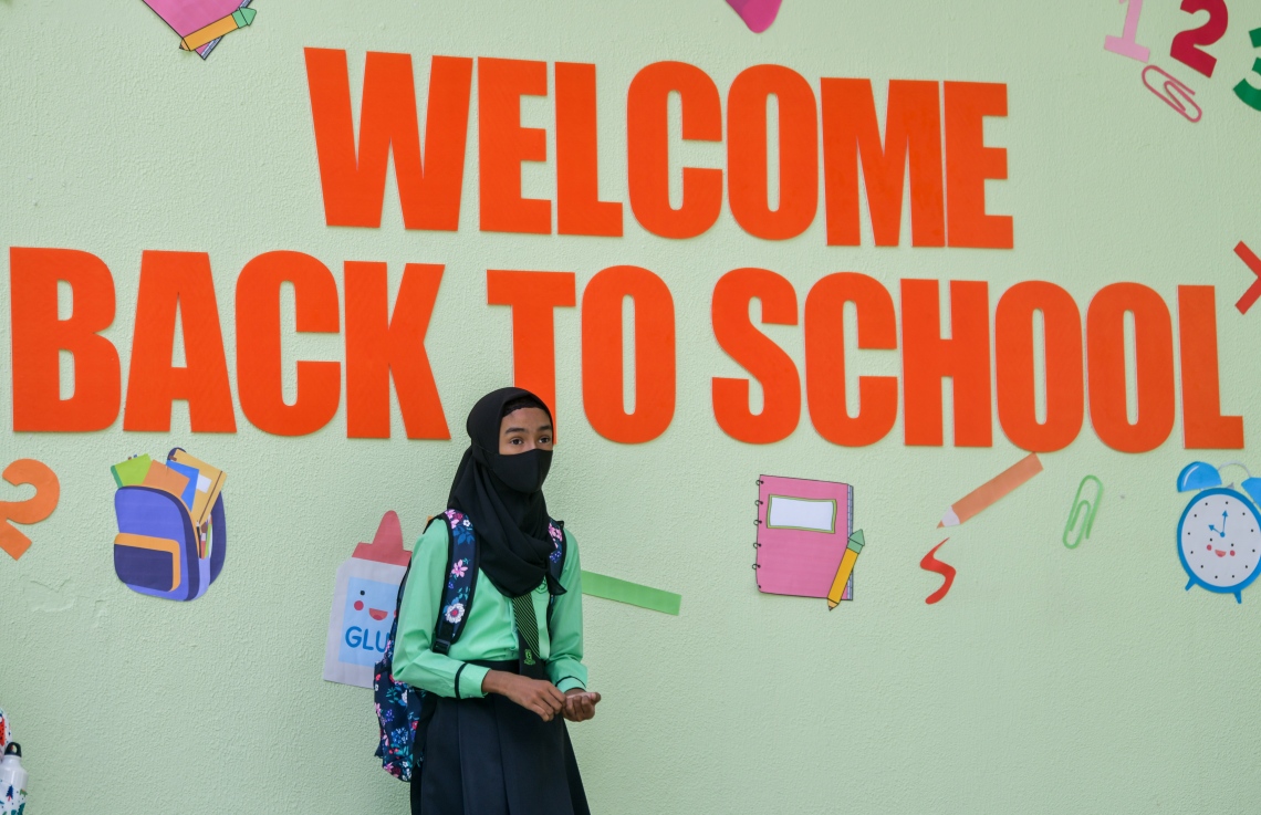 ކަލާފާނު ސްކޫލު ކުއްޖަކު އެ ސްކޫލުގެ ދޮރުމަތީގައި މަޑުކޮށްލައިގެން: ދިރާސީ އާ އަހަރަށް އެ ސްކޫލުން ވަނީ ކުދިންނަށް ހޫނު މަރުހަބާއެއް ކިޔާފައި.--- ފޮޓޯ: ފަޔާޒު މޫސާ | މިހާރު