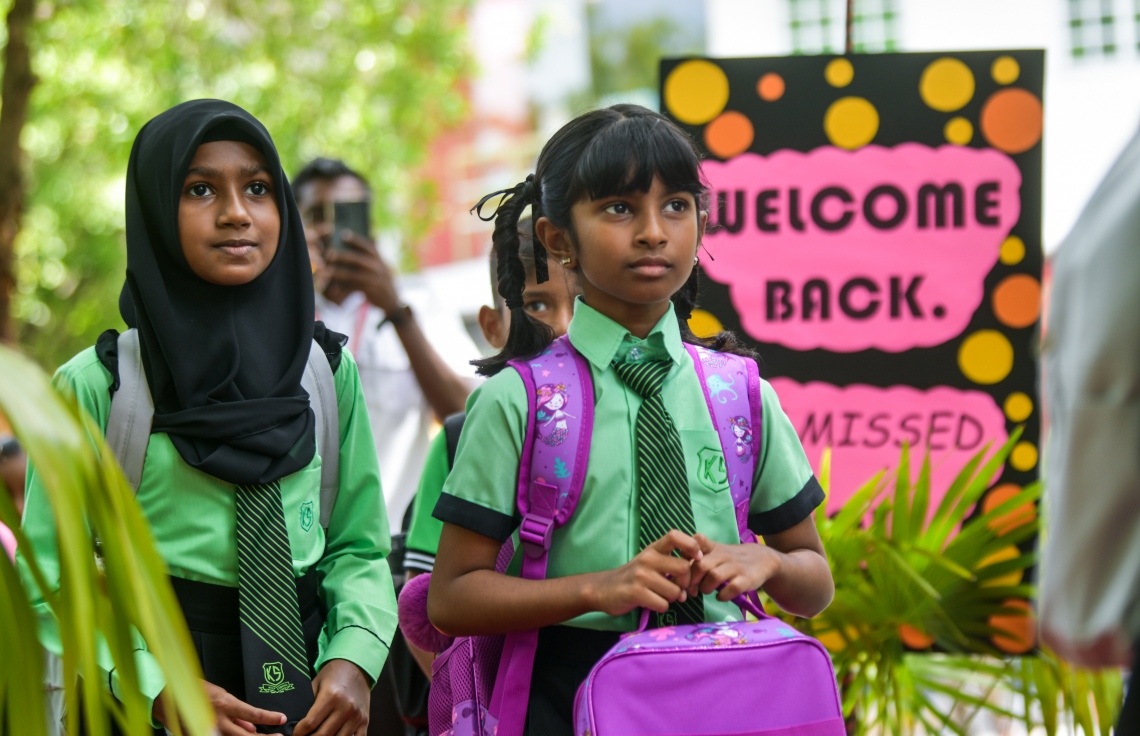 ތައުލީމީ އާ އަހަރުފެ ފުރަތަމަ ދުވަހު ކަލާފާނު ސްކޫލުގެ ކުދިންތަކެއް އެ ސްކޫލަށް ވަންނަނީ.---ފޮޓޯ: ފަޔާޒު މޫސާ| މިހާރު