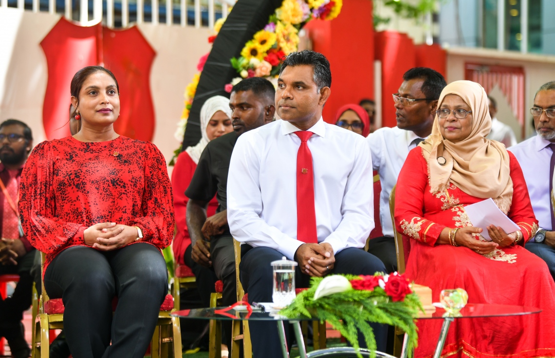 ދިރާސީ އާ އަހަރުގެ ކިޔެވުން ފެށުން ފާހަގަކުރުމަށް މަޖީދިއްޔާ ސްކޫލުގައި ބޭއްވި ހާއްސަ އެސެމްބްލީގައި ނައިބު ރައީސް ފައިސަލް ނަސީމާއި އެޑިއުކޭޝަން މިނިސްޓަރު އައިޝަތު އަލީ (ވ) ބައިވެރިވެވަޑައިގަންނަވަނީ: އެ އެސެމްބަލީ ޝަރަފުވެރި ކޮށްދެއްވީ ނައިބު ރައީސް.--- ފޮޓޯ: ފަޔާޒު މޫސާ | މިހާރު