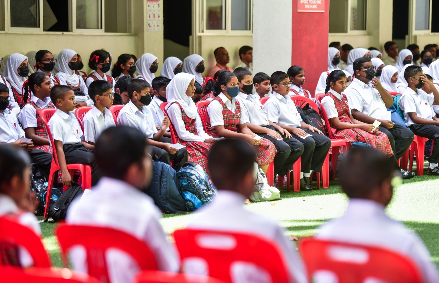 ދިރާސީ އާ އަހަރުގެ ކިޔެވުން ފެށުން ފާހަގަކުރުމުގެ ގޮތުން މަޖީދިއްޔާ ސްކޫލުގައި ބޭއްވި ހާއްސަ އެސެމްބްލީގައި އެ ސްކޫލުގެ ދަރިވަރުން ބައިވެރިވަނީ -- ފޮޓޯ: ފަޔާޒު މޫސާ | މިހާރު