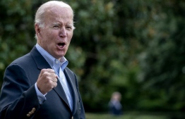 US President Joe Biden answers a shouted question from a reporter while walking to Marine One on the South Lawn of the White House in Washington, DC, on August 7, 2022, as he travels to Rehoboth Beach, Delaware. -- Photo: Stefani Reynolds / AFP