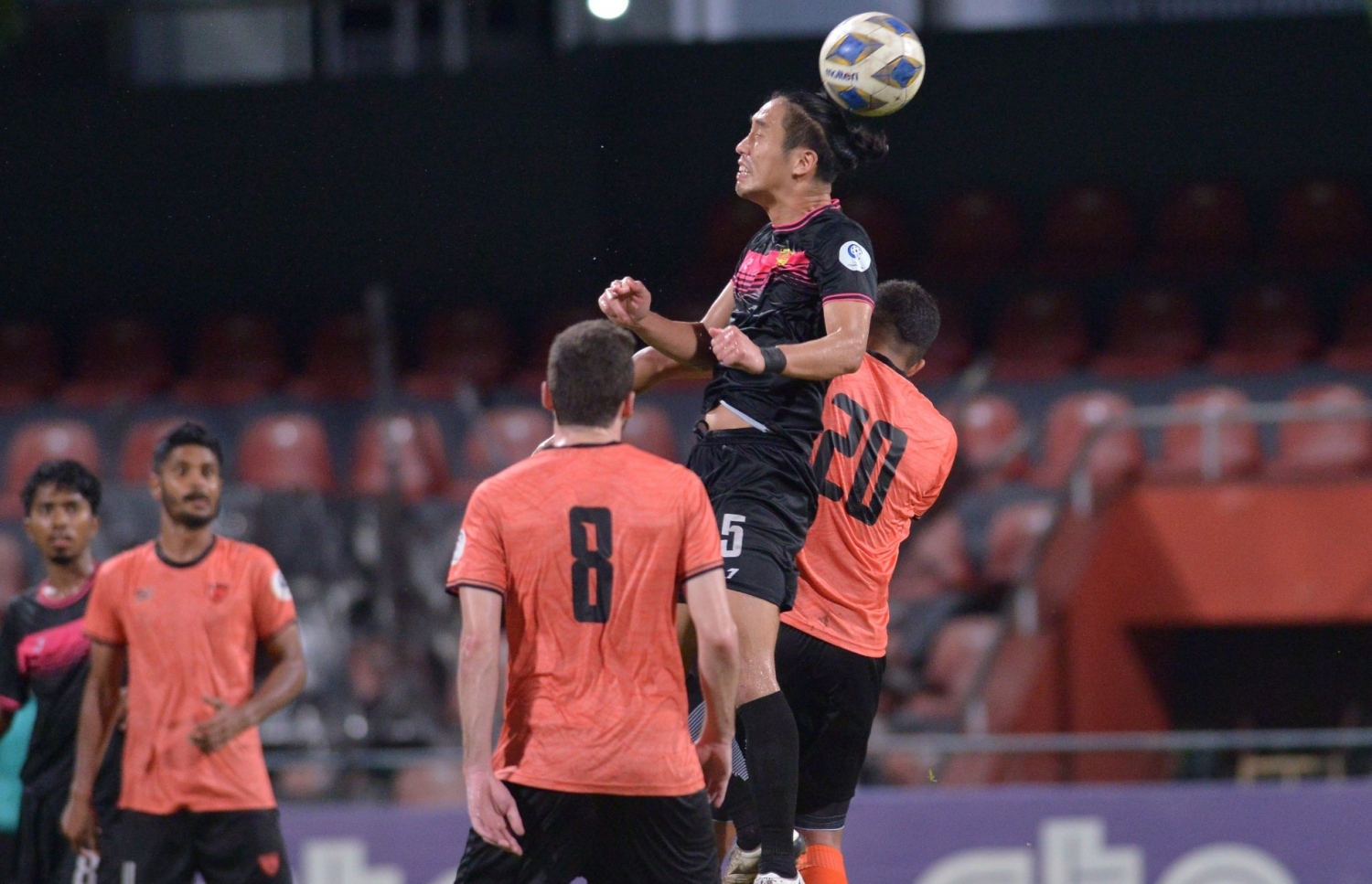 ލީގުގެ ފަހު ބުރުގައި ޔުނައިޓެޑް ވިކްޓަރީ އާއި ކްލަބް އީގަލްސް ކުޅުނު މެޗެއްގެ ތެރެއިން ބިދޭސީ ކުޅުންތެރިޔަކު ބޯޅައިގައި ބޮލުން ޖަހަނީ --- ފޮޓޯ: އެފްއޭއެމް