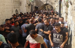 Palestinians evacuate an injured gunman following a raid by Israeli forces of a house in Nablus in the occupied West Bank, on August 9, 2022. -- Photo: Jaafar Ashtiyeh / AFP