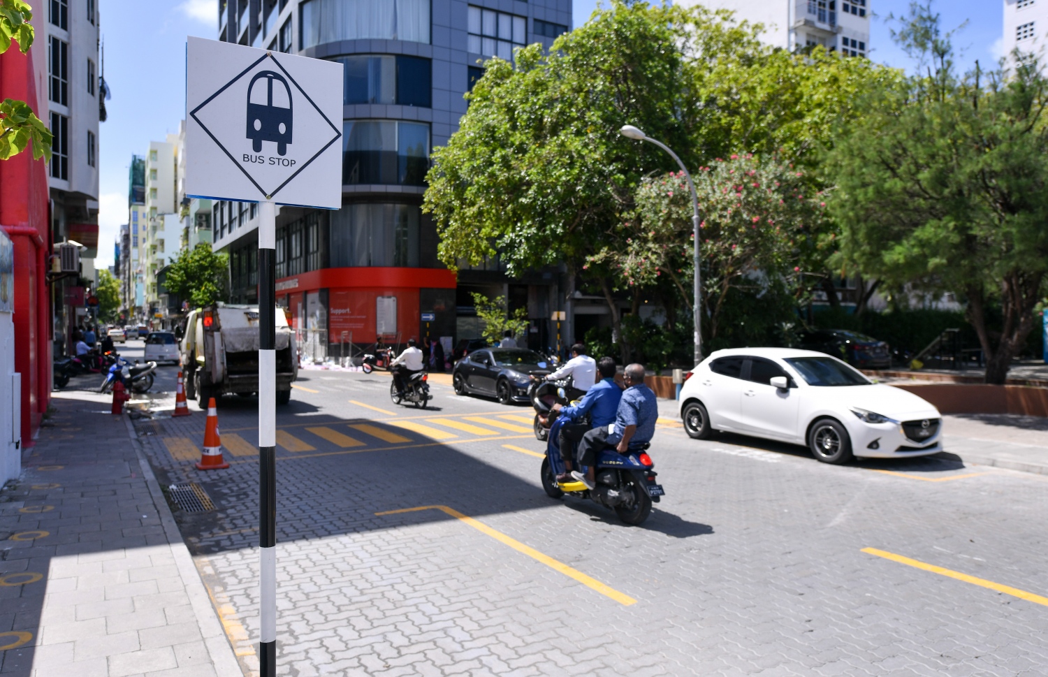 މިނީ ބަހަށް ހަދާފައިވާ ބަސް ސްޓޮޕަކުން ބަޔަކު ދުއްވާފައި ދަނީ -- ފޮޓޯ: ފަޔާޒް މޫސާ/ މިހާރު