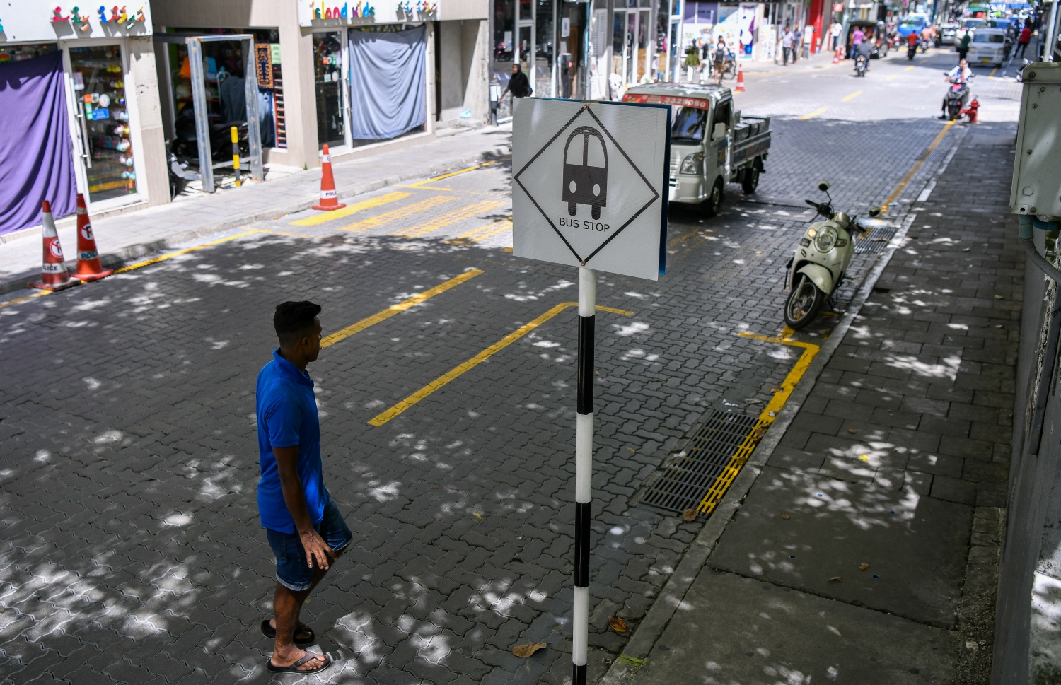 މިނީ ބަހުގެ ދަތުރުތަކަށް ހަދާފައިވާ ބަސް ސްޓޮޕެއް -- ފޮޓޯ: ފަޔާޒް މޫސާ/ މިހާރު