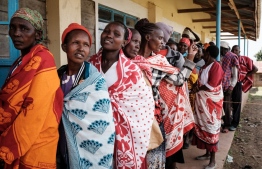 Maasai women queue to vote during Kenya's general election at Nailare primary school polling station in Kilgoris on August 9, 2022. -- Photo: Yasuyoshi Chiba / AFP