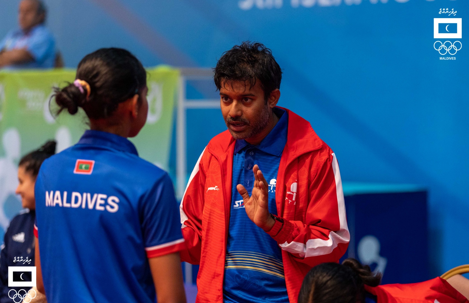 މެޗުގައި ޝިއުރީ (ކ) ދީމާ އަށް އިރުޝާދު ދެނީ: އިއްޔެ ތުރުކީގެ ކުޅުންތެރިޔާ އާ ދެކޮލަށް ދީމާ ދެއްކި ކުޅުމަށް ޝިއުރީ ވަނީ ތައުރީފް ކޮށްފަ --- ފޮޓޯ: އިސްމާއީލް ތޯރިގް | އެމްއޯސީ