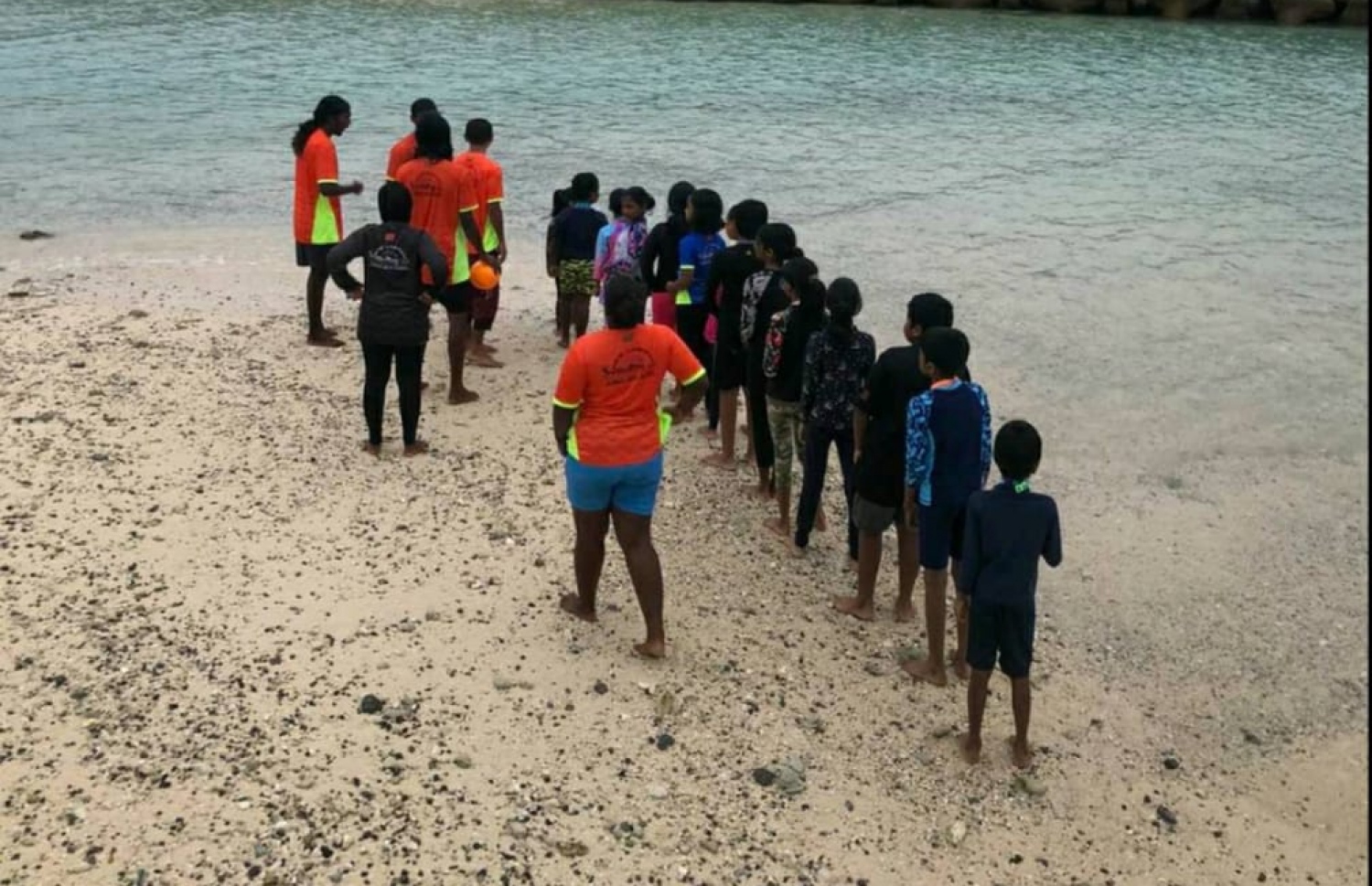 ނިއު ލެގޫންގެ ހޮލޑޭ ޕްރޮގްރާމްގައި ބައިވެރިވި ބައެއް ކުދިން ތަމްރީން ހަދަނީ