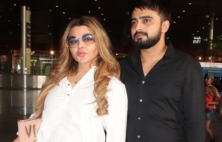 ލޯބިވެރިޔާއާ އެކު ރާކީ ލަވައެއް ކުޅެނީ