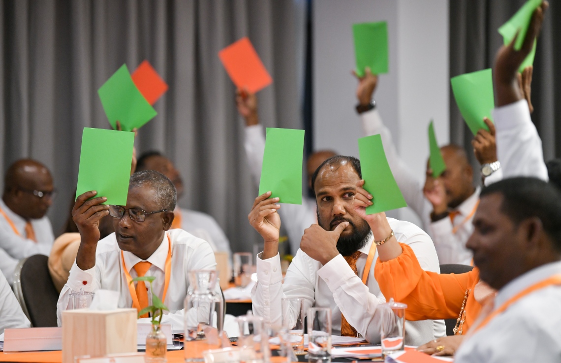 އެމްޑީއޭގެ މިއަދުގެ ކޮންގްރެސްގައި ހުށަހެޅުނު އިސްލާހުތަކަށް ވޯޓު ނަގަނީ -- ފޮޓޯ: ފަޔާޒު މޫސާ | މިހާރުނ