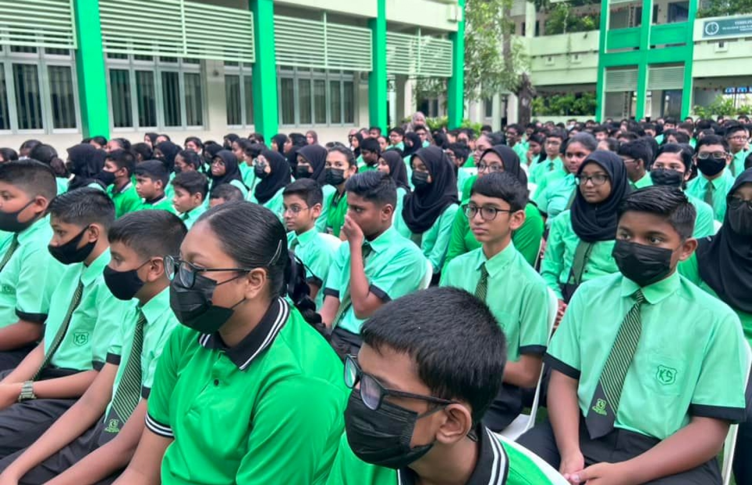 ދިރާސީ އާ އަހަރުގެ ކިޔެވުން ފެށުނު ދުވަހު ކަލާފާނު ސްކޫލުގެ ދަރިވަރުން އެސެމްބްލީގައި ބައިވެރިވަނީ-- ފޮޓޯ: ކަލާފާނު ސްކޫލު/ ފޭސްބުކް