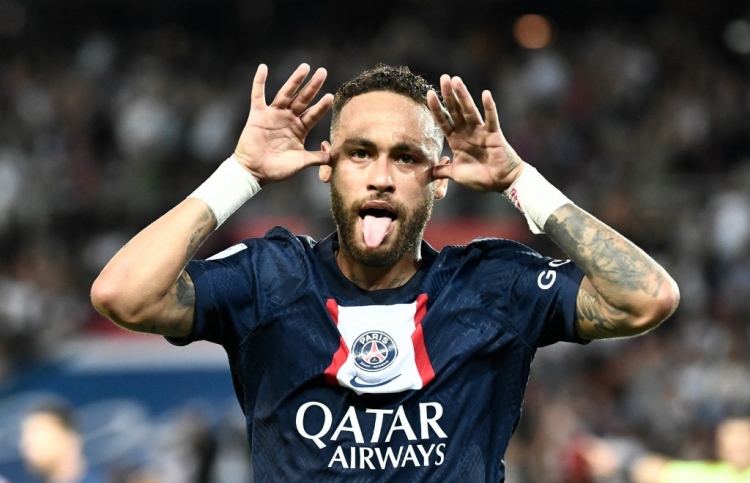 މޮންޓްޕެލިއޭ ކޮޅަށް ދެ ލަނޑު ޖަހައި ނޭމާގެ ފޯމުގައި