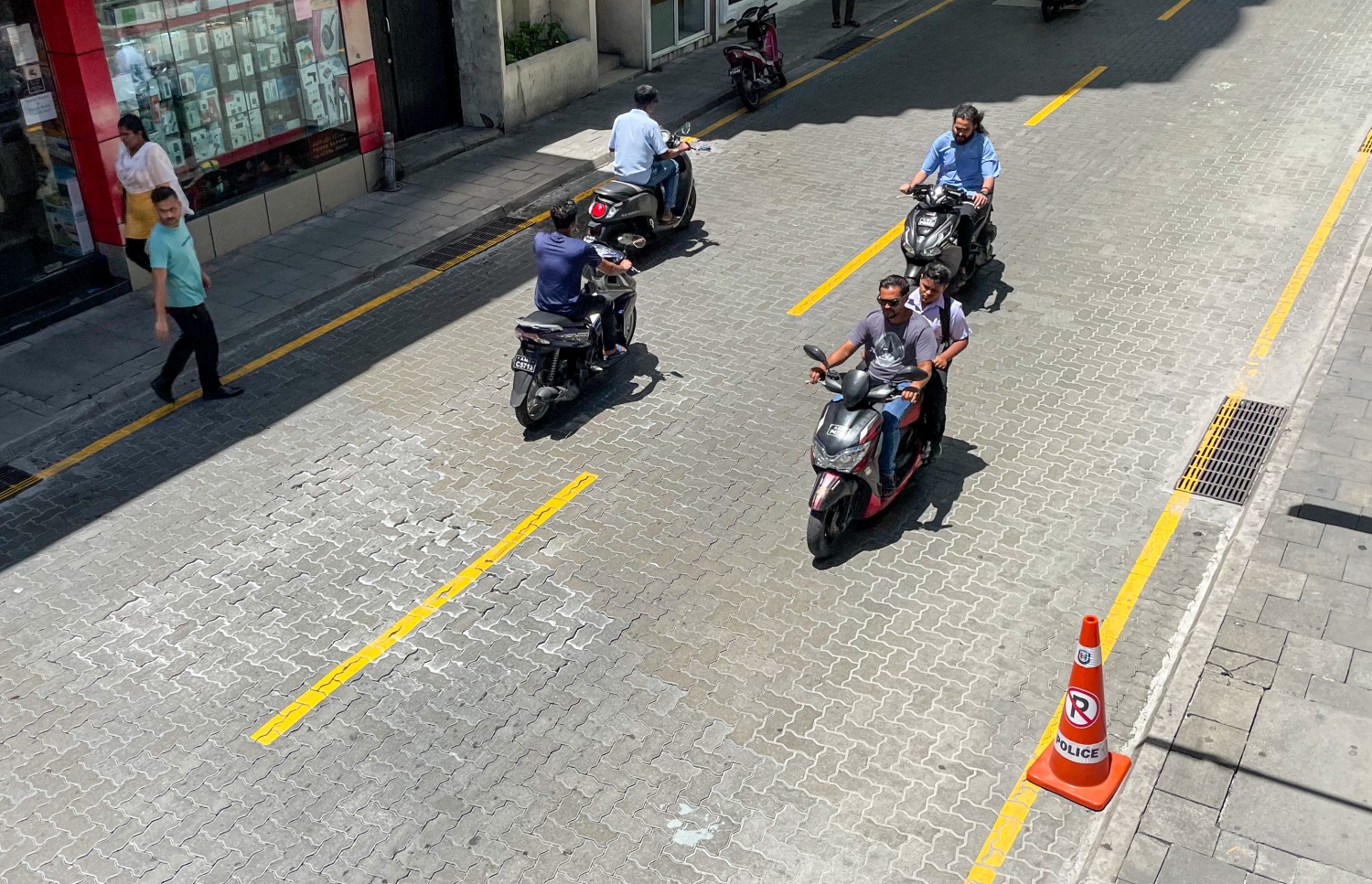 މަޖީދީމަގުގައި ޕާކު ނުކުރެވޭނެކަން އަންގަން ކޯނު ބަހައްޓާފައި. -- ފޮޓޯ: ނިޝާން އަލީ | މިހާރު