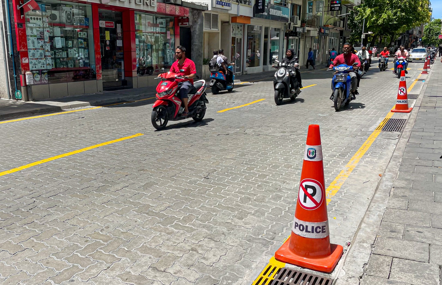 މަޖީދީ މަގުގައި ޕާކްކުރުން މަނާކަން އަންގައި ދިނުމަށް ސިންގަލް ލައިން ކުރަހައި ކޯން ބަހައްޓާފައި.