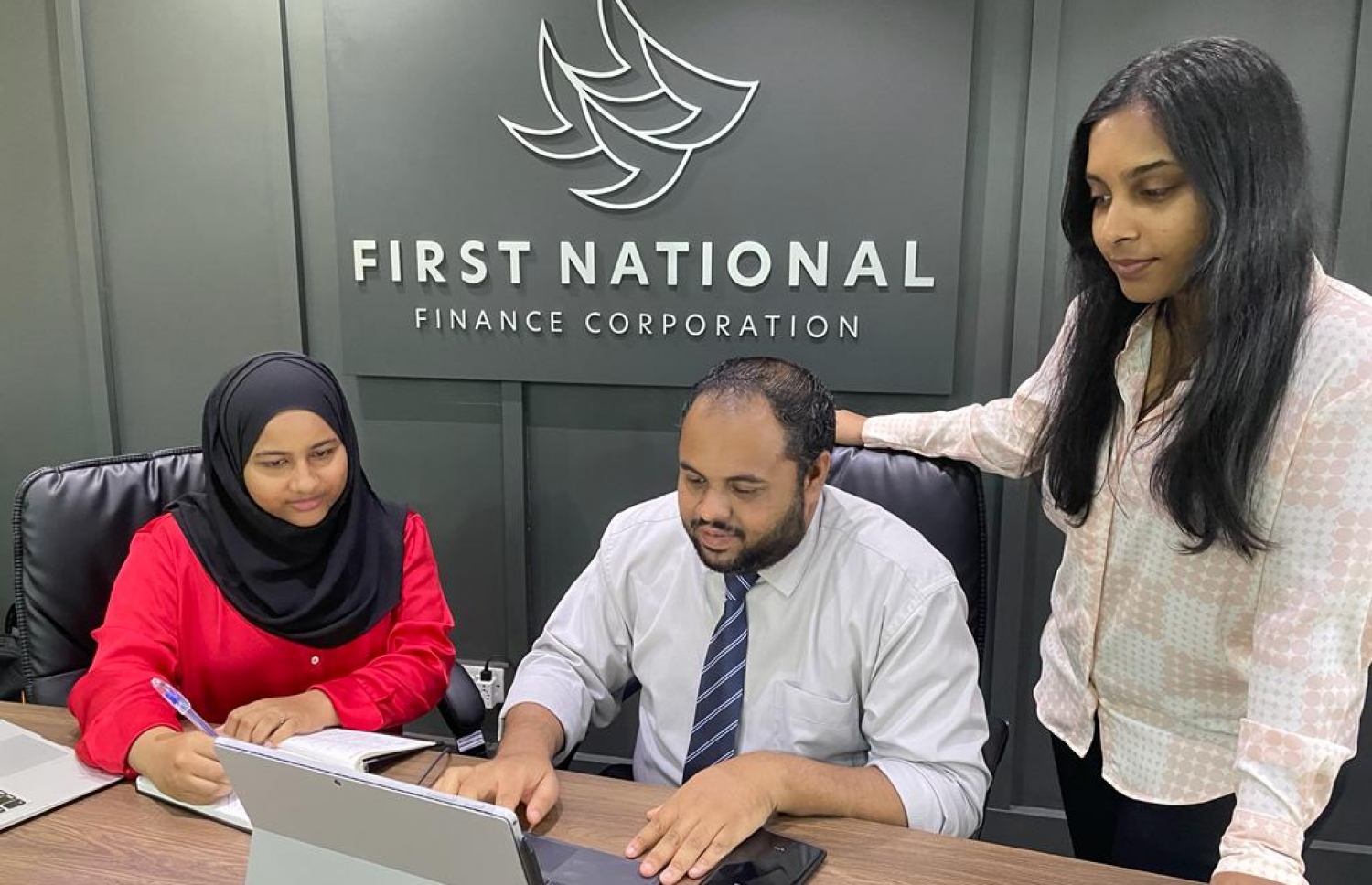 ފަސްޓް ނޭޝަނަލްގެ މުވައްޒަފުންތަކެއް: އެ ކުންފުނިން ވަނީ އިންވެސްޓްމެންޓެއް ފަންޑެއް ހުޅުވާލާފައި-- ފޮޓޯ: ފަސްޓް ނޭޝަނަލް