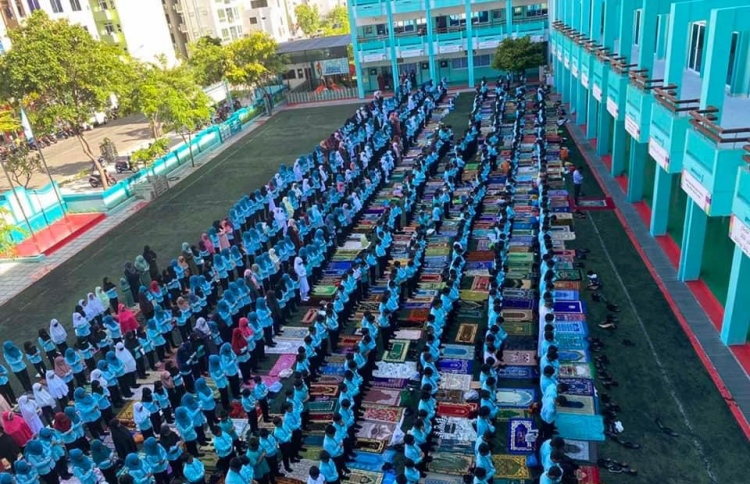 ރެހެންދި ސްކޫލްގެ ކުދިން ޖަމާއަތު ނަމާދުކުރަނީ